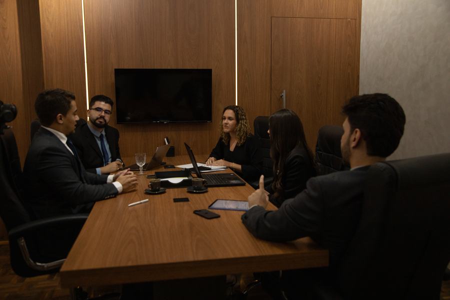 Equipe em reunião na SGC Advogados